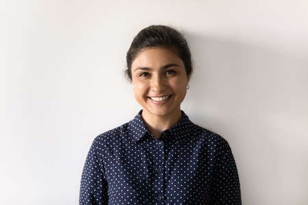157765614 la imagen de perfil de una mujer india sonriente aislada en un estudio gris muestra optimismo y